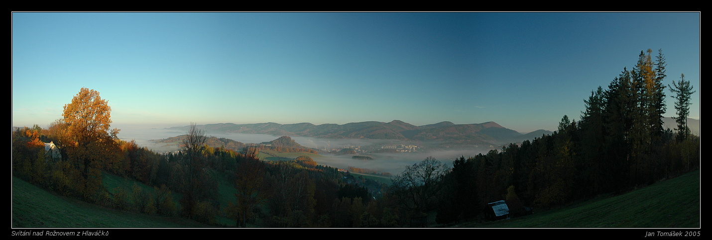 Svítání nad Rožnovem z Hlaváčků