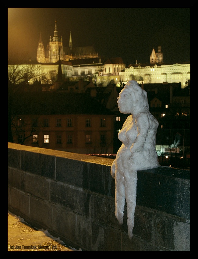Nová socha na Karlově mostě